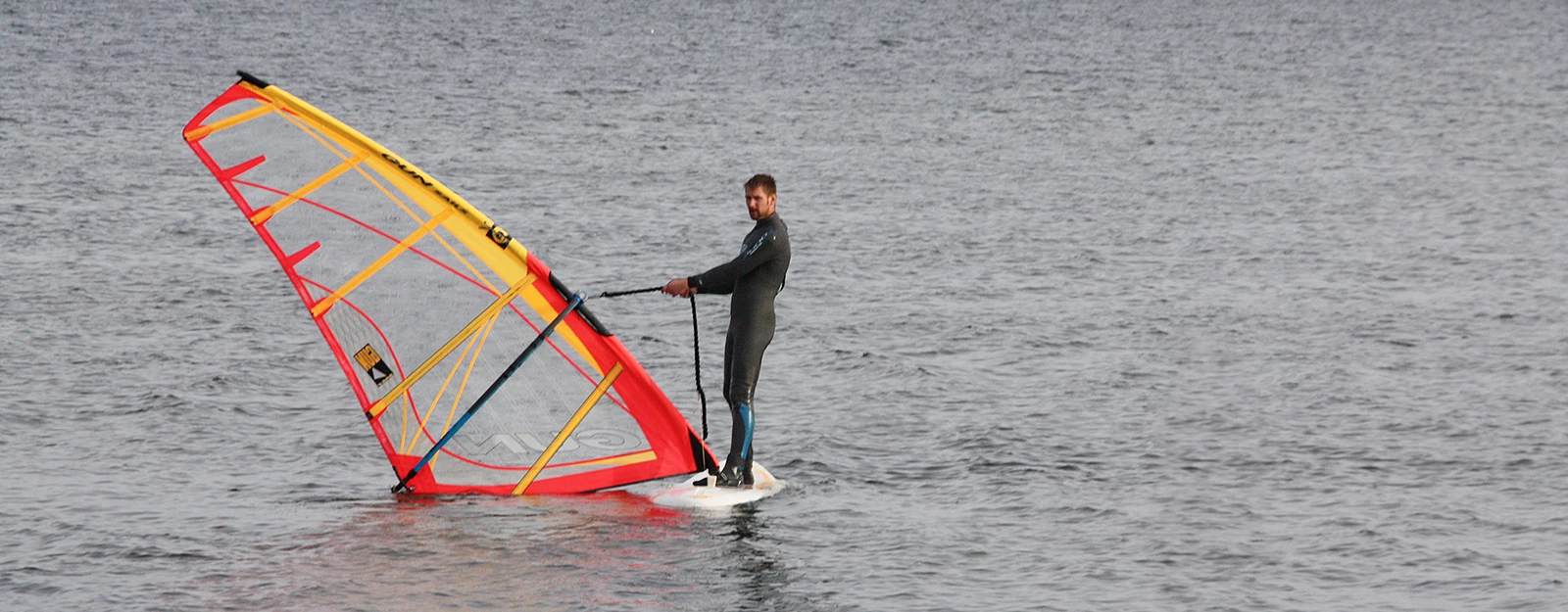 Windsurfen Schotstart Segel aufholen