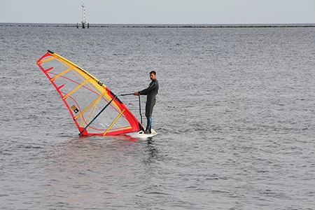 Windsurfen Schotstart mit Segelleine Segel aufholen