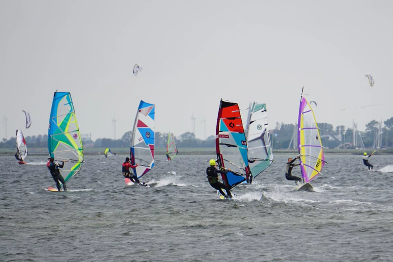 Windsurfen viel Betrieb auf dem Wasser vorsicht vorfahrt