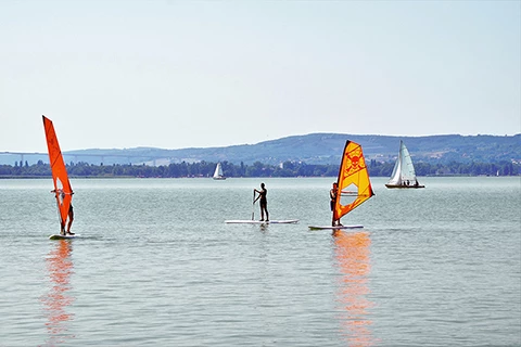 Windsurfer Einsteiger auf dem See